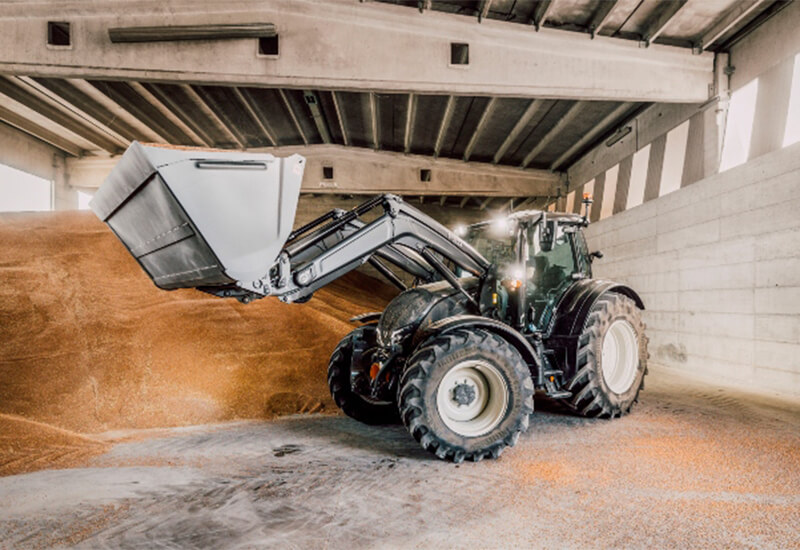 Valtra N-Serie mit Frontlader in einem Schopf