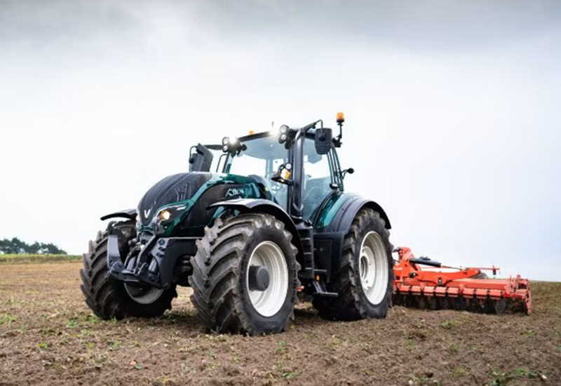 Valtra T-Serie Traktor auf einem Acker bei der Bodenbearbeitung