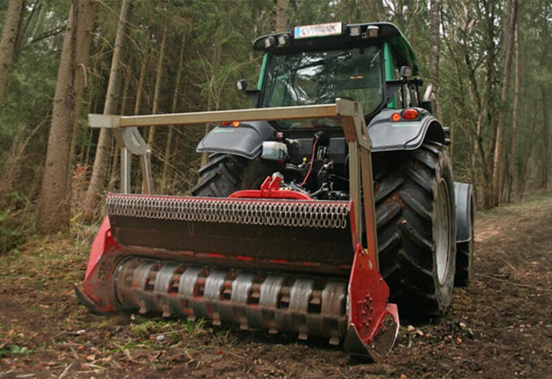 Seppi M. Forstmulchergät bei der Bodenbearbeitung in einem Waldstück