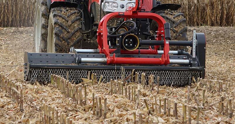 Traktor mit SEPPI M. Mulcher beim Zerkleinern von Maisstoppeln auf einem abgeernteten Feld