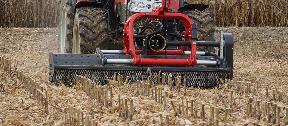 Traktor mit SEPPI M. Mulcher beim Zerkleinern von Maisstoppeln auf einem abgeernteten Feld