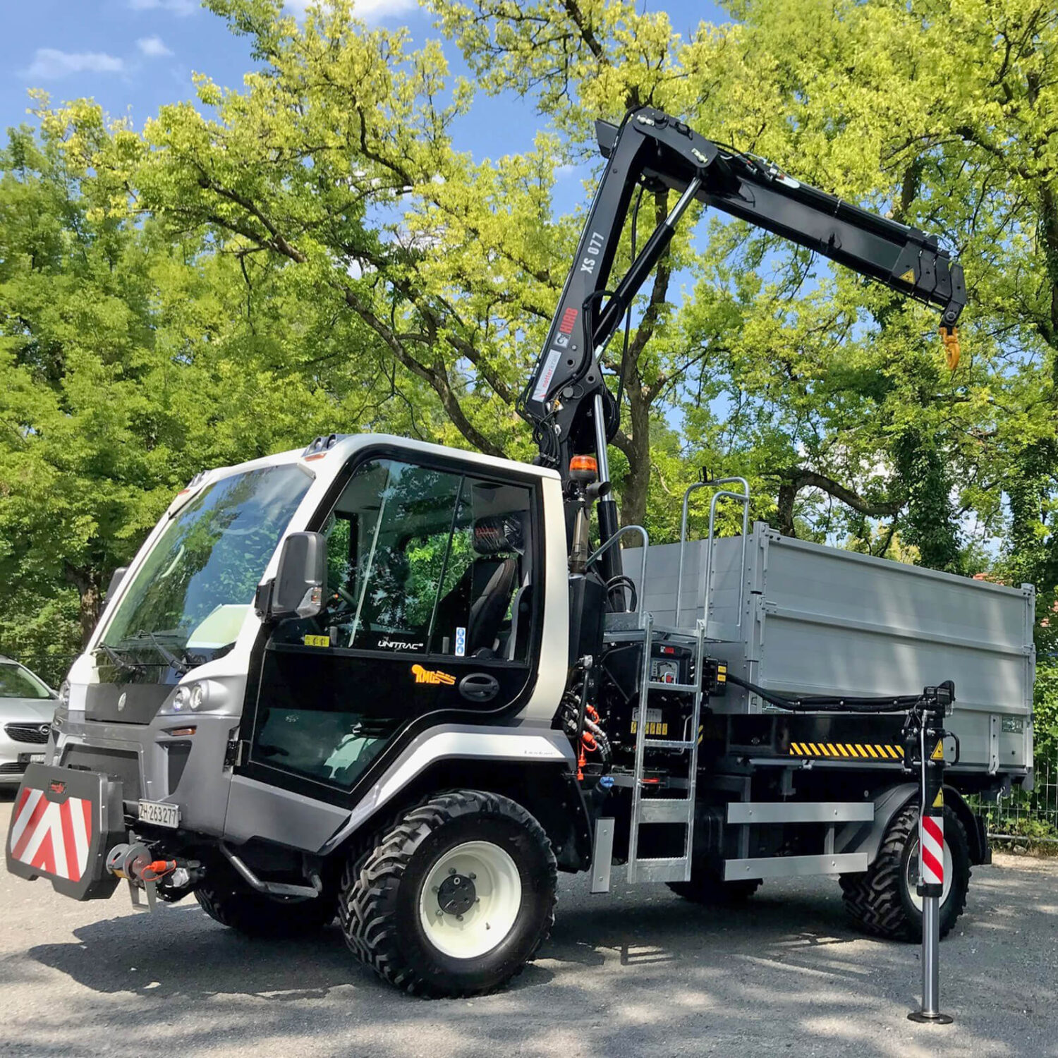 Lindner Unitrac 122 L Dive mit Hiab Kran und drei Seitenkipper, Familienheim Genossenschaft