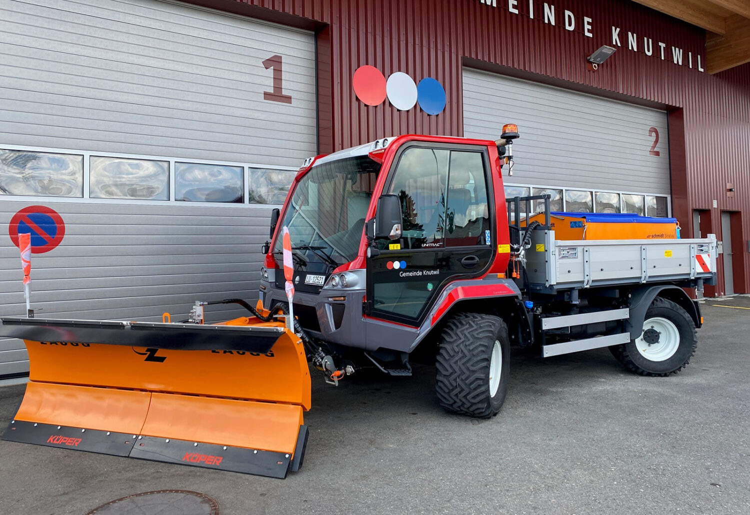 Lindner Unitrac 122 mit Zaugg Schneepflug, Schmidt Stratos Streuer und drei Seitenkipper, Gemeinde Knutwil