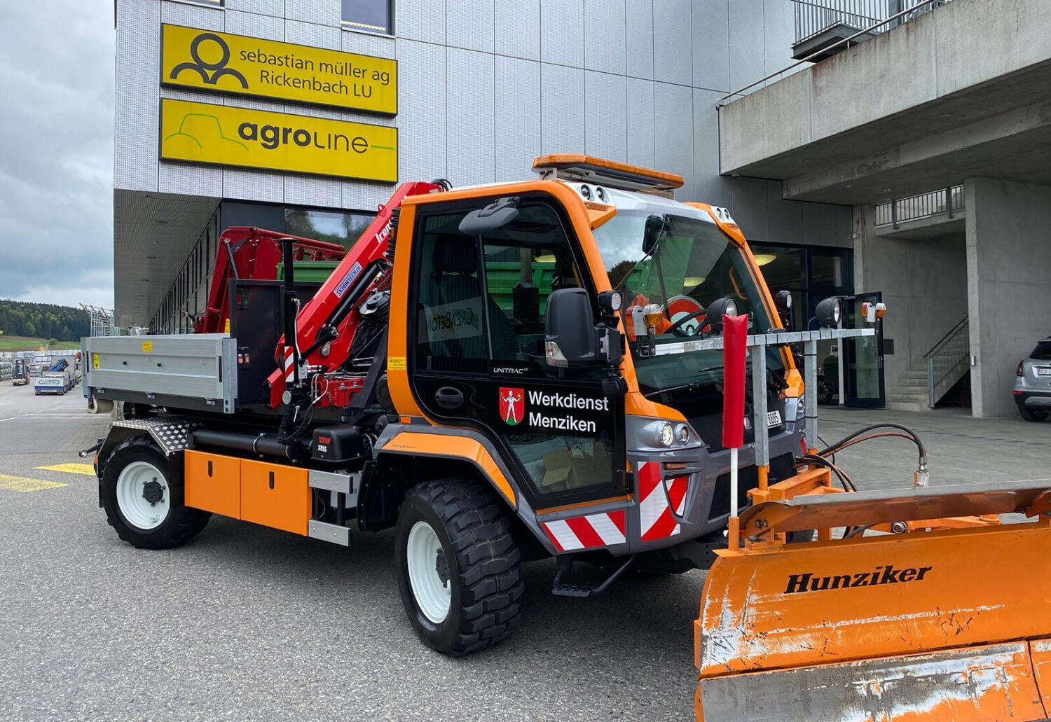 Lindner Unitrac 122 mit Hiap Hackengerät XR 5 und Irontech Ladekran, Gemeinde Menziken