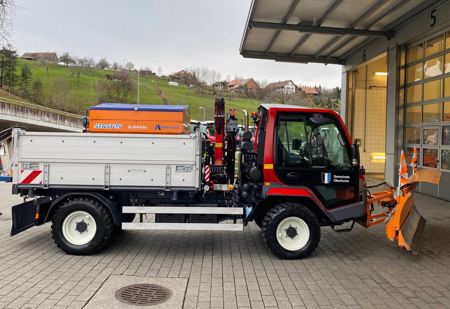 Lindner Unitrac 122 mit Irontech Ladekran und drei Seitenkipper, Gemeinde Oberkulm