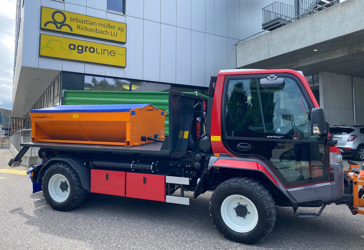 Lindner Unitrac 122 mit drei Seitenkipper und einem Schmidt Stratos Streuer, Gemeinde Rain