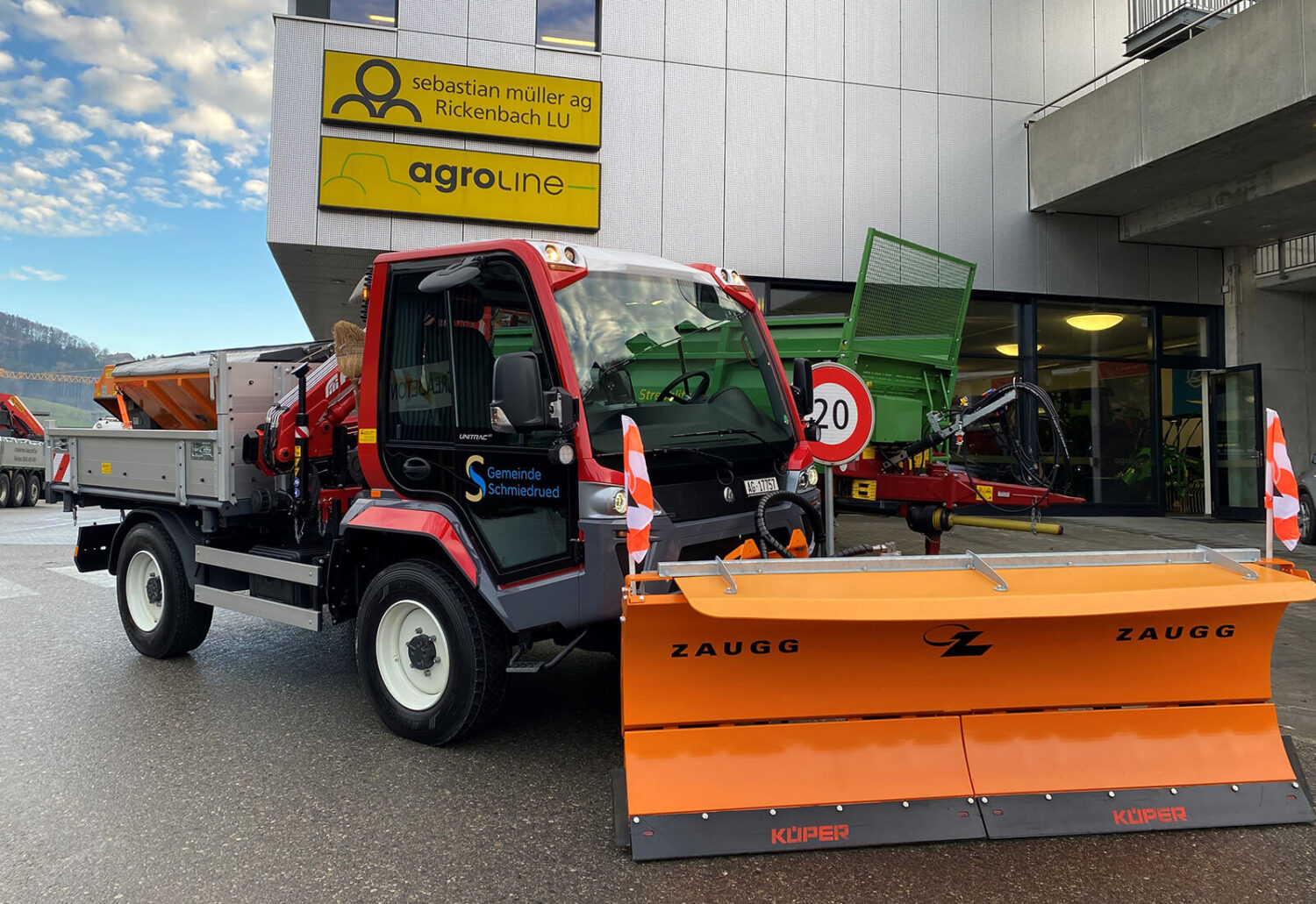 Lindner Unitrac 122 mit Ferrari Kran, Zaugg Schneepflug und drei Seitenkipper, Gemeinde Schmiedrued