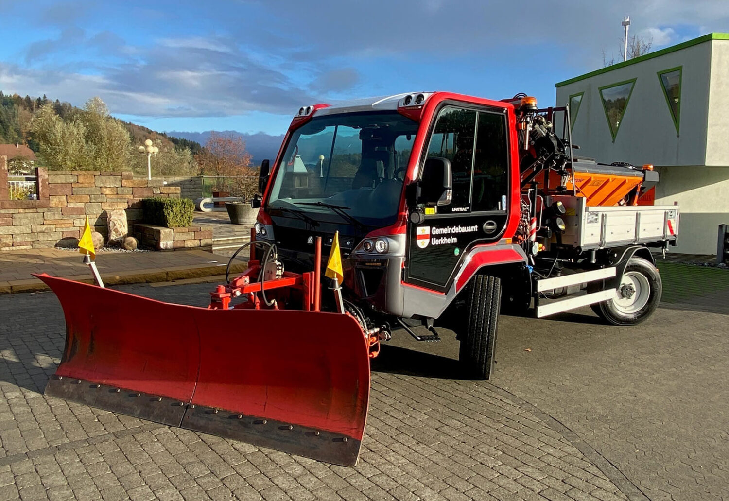 Lindner Unitrac 122 mit Ladekran Irontech, Iglo Salzstreuer und drei Seitenkipper, Gemeinde Uerkheim