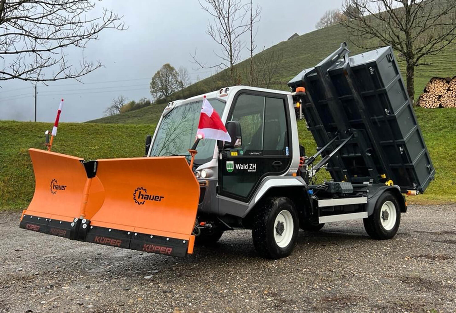 Lindner Unitrac 122 mit Hackengerät und Hauer V-Schneepflug, Gemeinde Wald