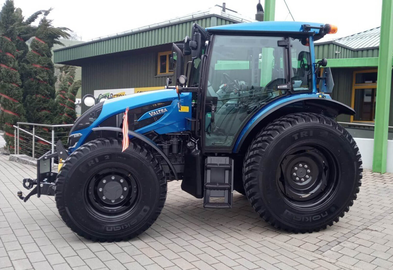 Ablieferung von 2 Traktoren an die SNG- St. Niklausen Schiffgesellschaft Luzern, Valtra A 115 und Lindner Geotrac 64ep