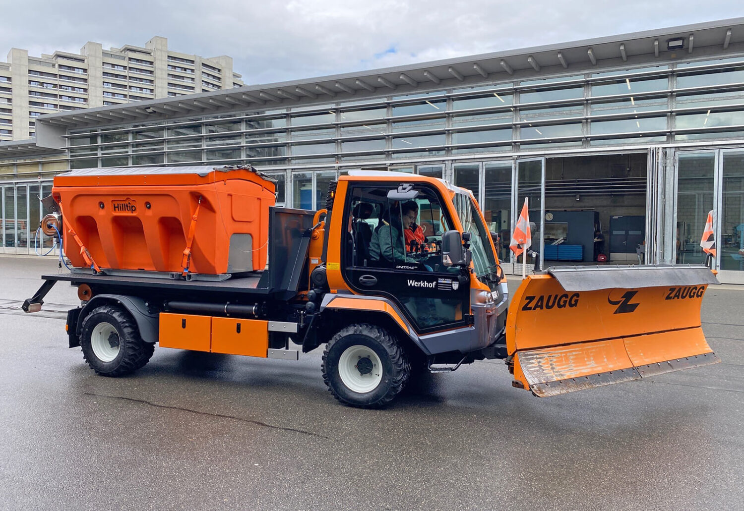 Lindner Unitrac 122 mit Ziegler Hackengerät und Hiltip Streuer, Stadt Aarau