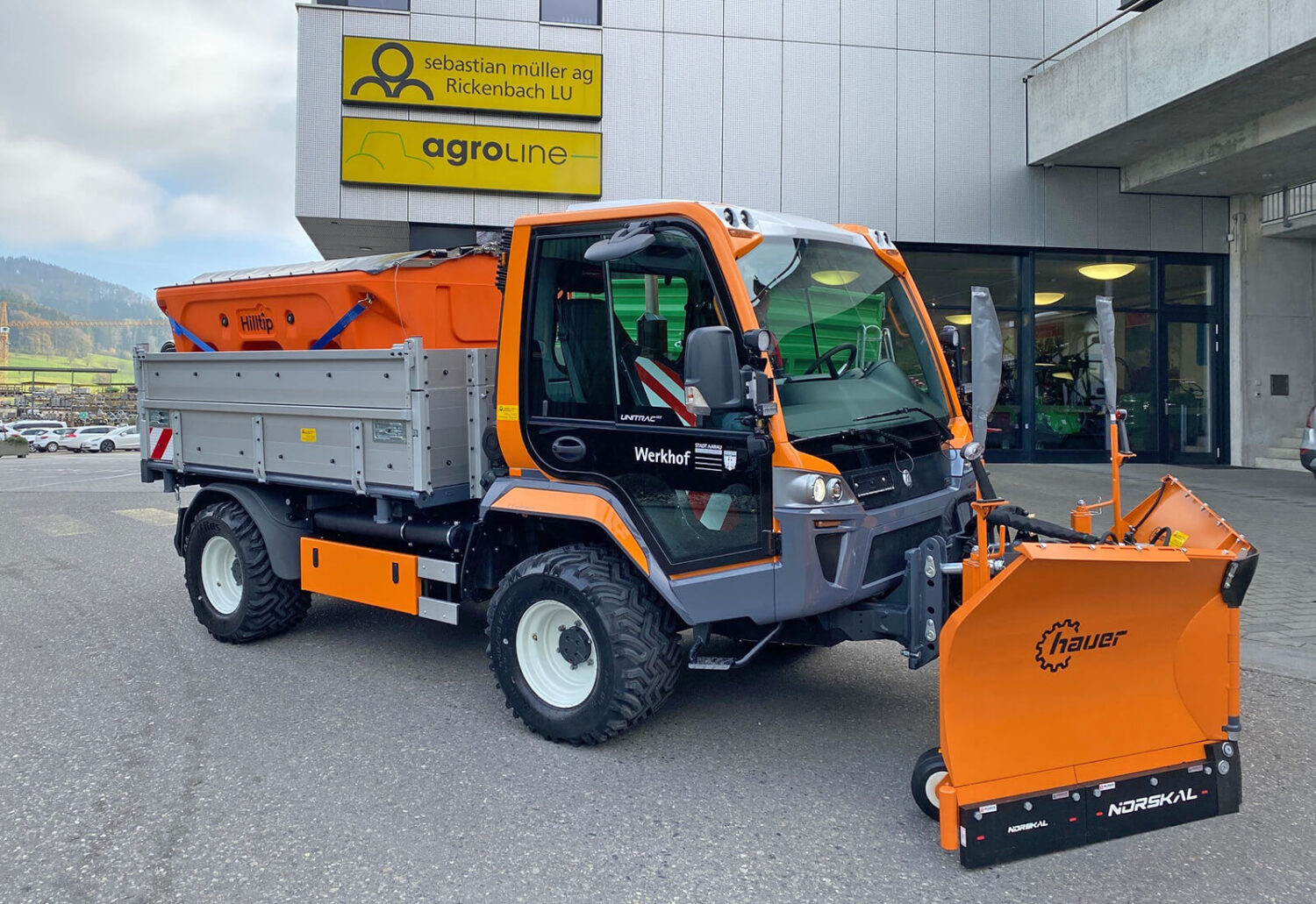 Lindner Unitrac 122 mit einem Hauer V-Schneepflug, drei Seitenkipper und Hiltip Salzstreuer, Stadt Aarau