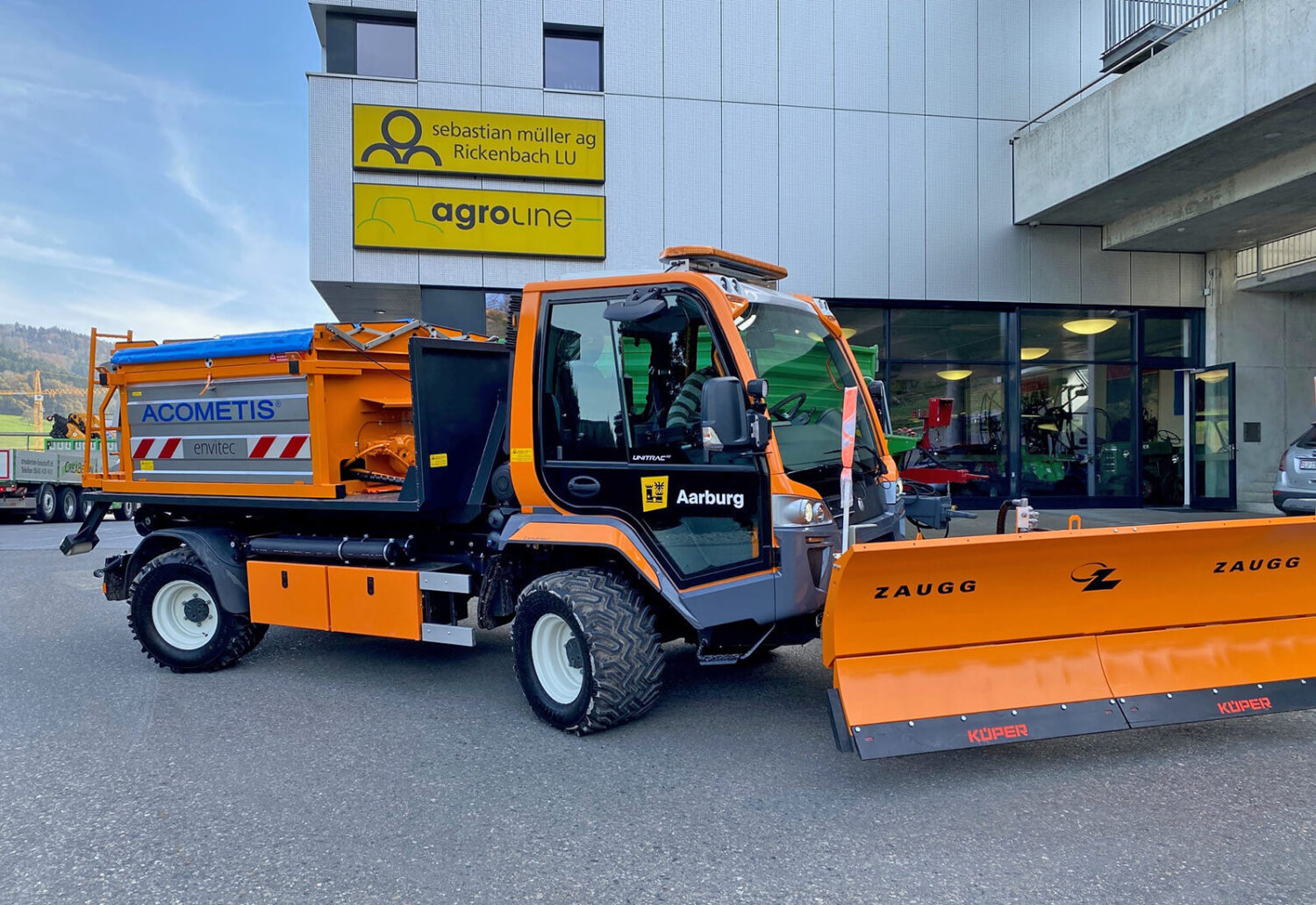 Lindner Unitrac 122 mit Zaugg Schneepflug, Böschungsmulcher Mulchy und einem hackengerät Hiab XR 5, Stadt Aarburg
