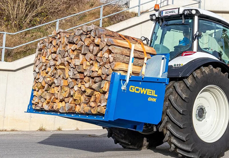 Hochkippschaufel Göweil im kommunalen Einsatz beim Transport von Brennholz – extrem robuste Heckschaufel mit bis zu 7000 kg Nutzlast.
