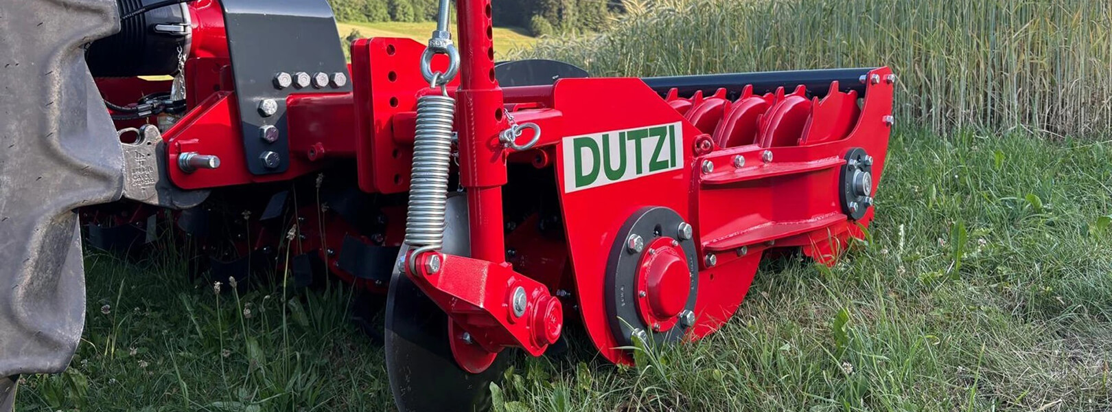 Dutzi Rotorkiller rot auf einem Feld im Einsatz zur Bodenbearbeitung