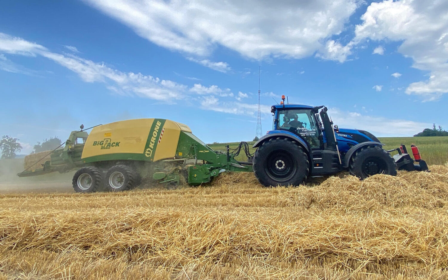 Einführung Krone BiG PACK 1270 XC mit Vorbau Häckseler