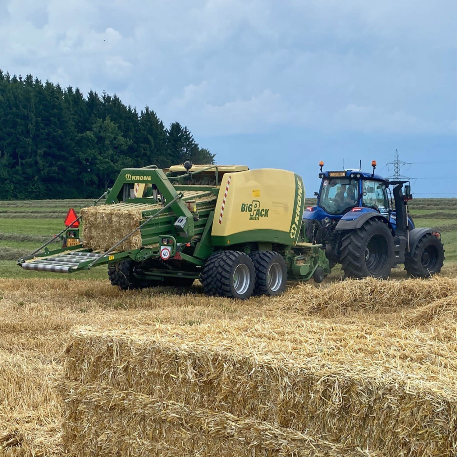Einführung Krone BiG PACK 1270 XC mit Vorbau Häckseler