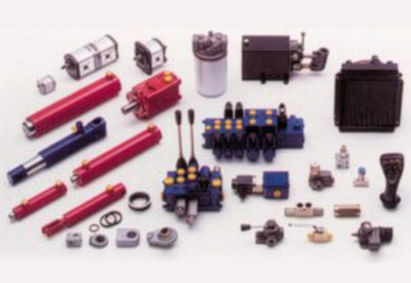 Umfangreiches Sortiment an Hydraulik-Ersatzteilen für Landmaschinen: Hydraulikzylinder, Steuerventile, Pumpen und Zubehör.